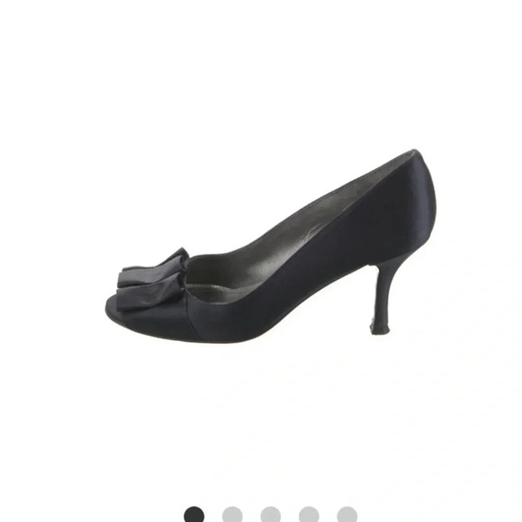 Stuart Weitzman satin Gigiritz  ruffle pump in 8.5 mint condition leather sole - Picture 2 of 12